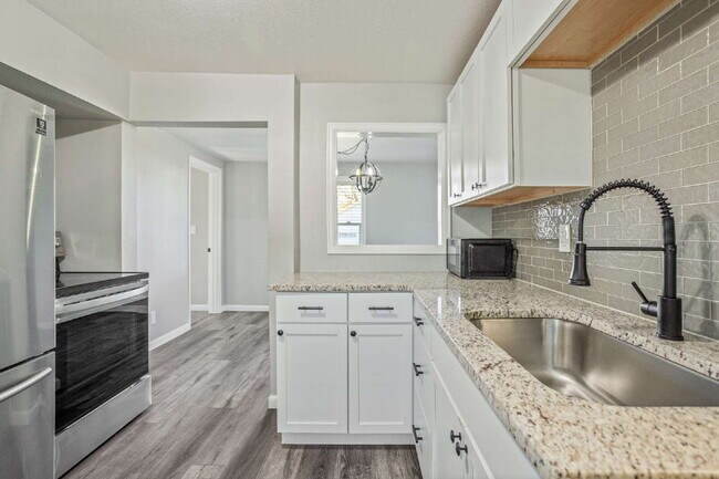 Building Photo - Cute Single Family Home Ready Now!