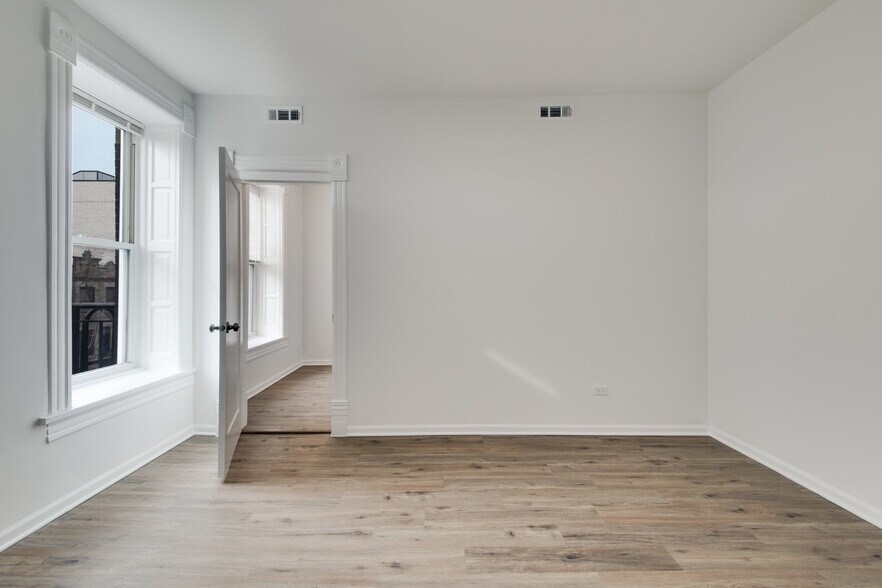 Building Photo - 2029 N Damen Ave