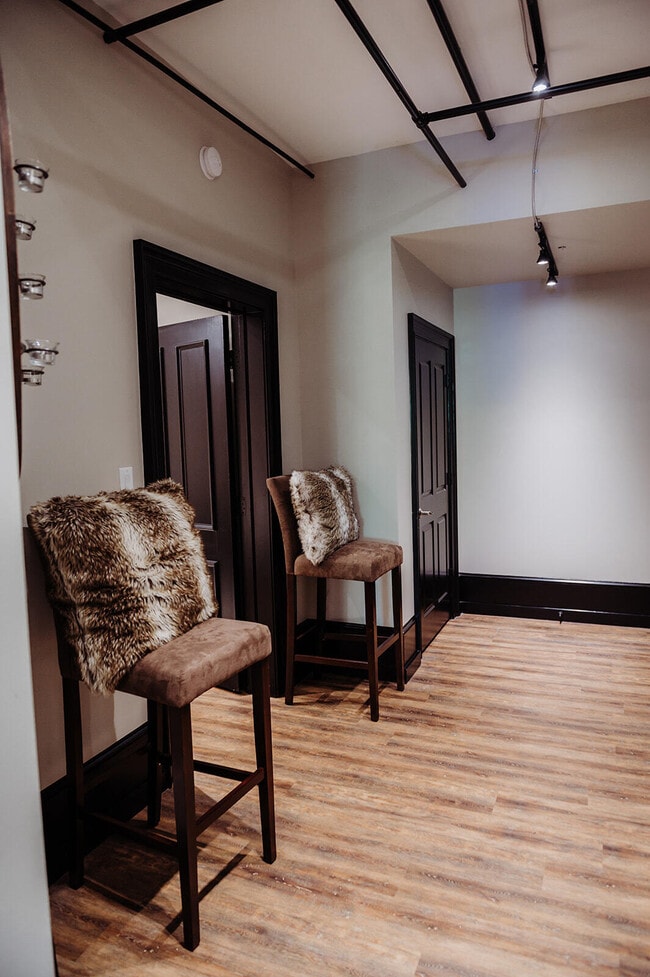 Building Photo - 275 S Limestone