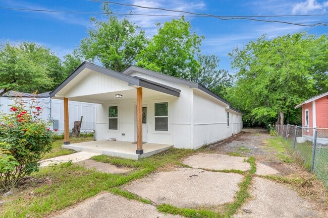 Building Photo - Updated Greenville Home