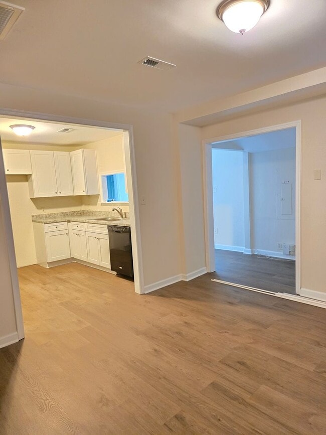 Building Photo - Lovely 3 Bedroom in Portsmouth