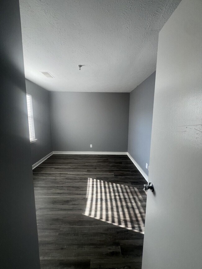 Building Photo - 421 Redding Rd