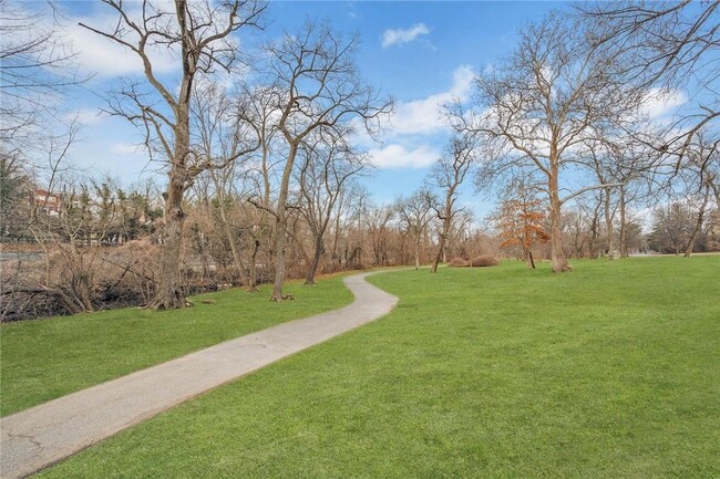Building Photo - 280 Bronxville Rd