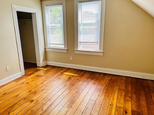 Building Photo - Section 8 Approved! - Great 3 Bedroom - 1 ...