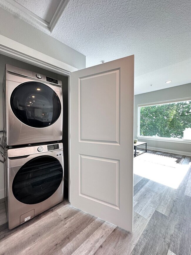Building Photo - ***MOVE-IN SPECIAL***  Fully Furnished 2 B...