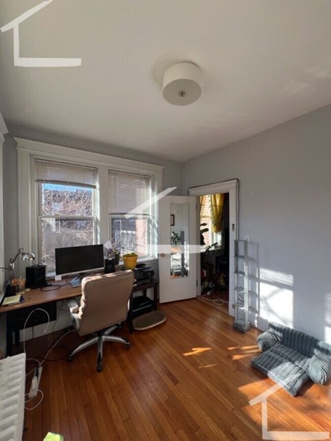 Building Photo - Gorgeous sunny apartment available now due to a lease break - great deal!