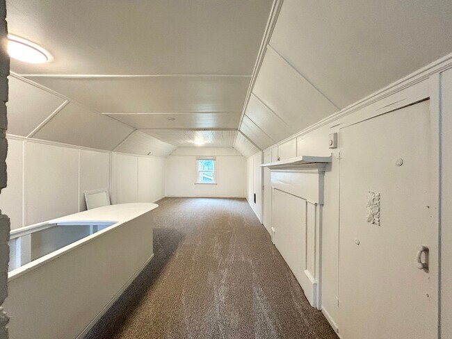 Building Photo - 231 NE 4th Ave