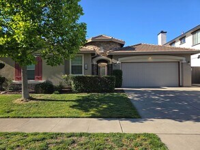 Building Photo - Very nice 4-bedroom, 3-bath home in a great location!