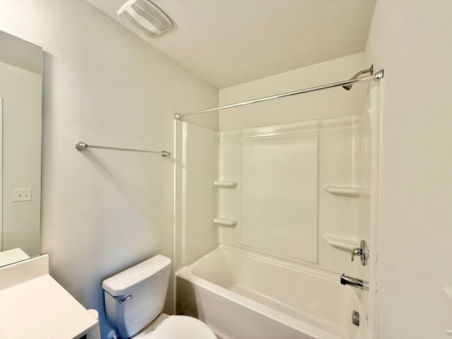 Building Photo - Stunning 3BD, 3.5BA Raleigh Townhome in the Desirable 5401 North Community Within Walking Distanc...