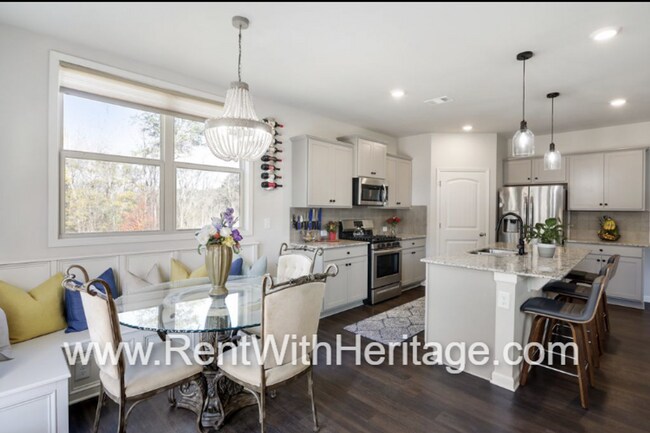 Building Photo - Custom DR Horton Home in Popular Overlook at Camp Creek/ Attention to Detail / Fantastic Location