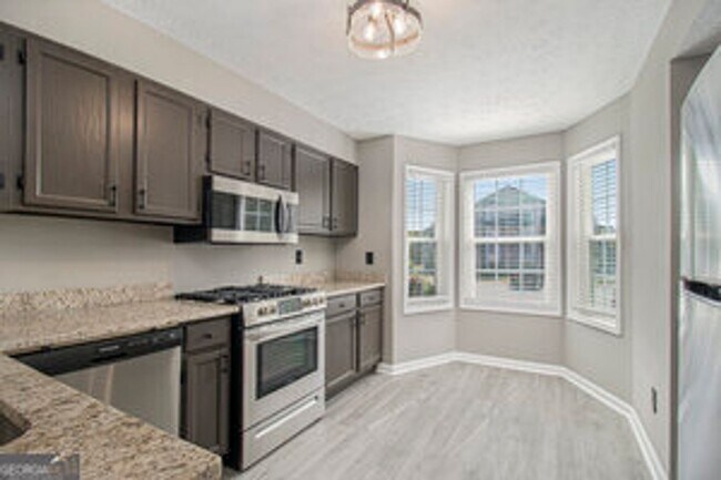 Building Photo - Like New! 2 bedroom 2 bathroom end unit co...