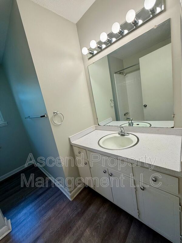 Building Photo - 5080 Shoals Ln
