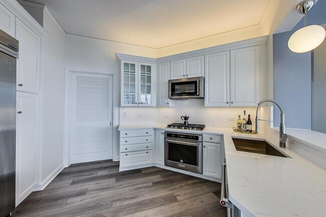 Building Photo - 420 E Waterside Dr