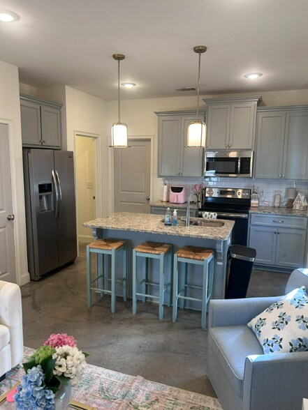 Building Photo - 1200 Taylor Cottage Cove