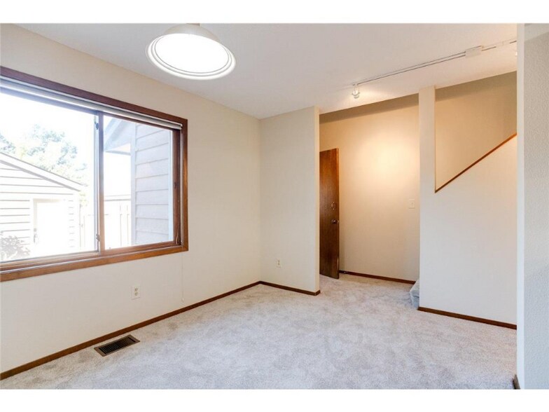 Building Photo - 2458 Crestwood Dr