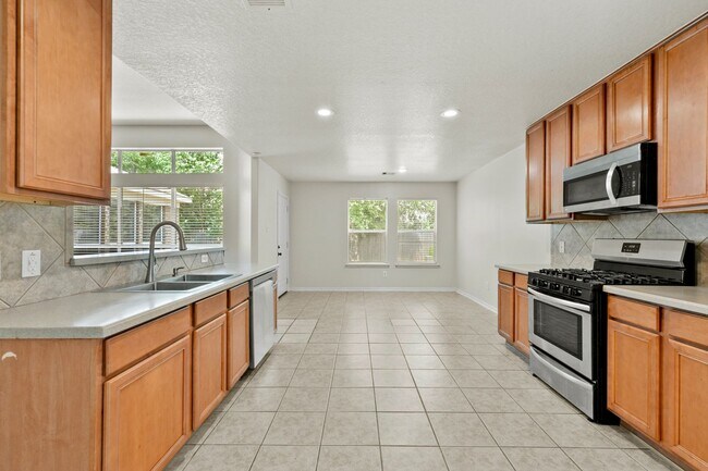 Building Photo - Open Living, Great Layout, Prime Location