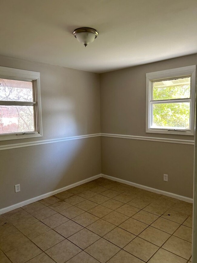 Building Photo - South side home