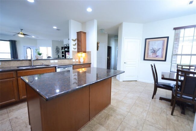 Building Photo - 1211 Majestic Oak
