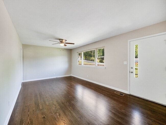 Building Photo - 450 Bouton Dr
