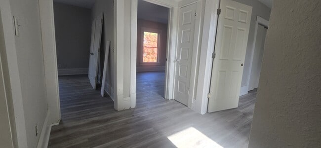 Building Photo - 915 W Main St