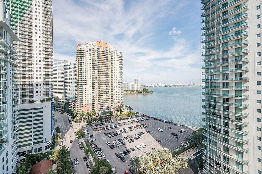 Building Photo - 1300 Brickell Bay Dr
