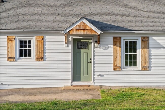 Building Photo - 2 Bedroom Pet Friendly Home For Rent Near Madison Street!