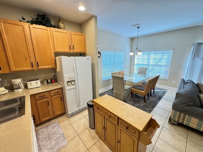 Building Photo - Fully Furnished 5-Bed End-Unit Townhome with Hot Tub in Gated Coral Cay! WASHER & DRYER INCLUDED!