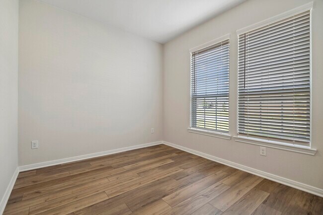 Building Photo - 420 Mystic Slopes Dr