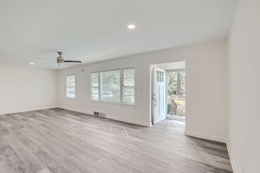 Building Photo - 1747 Venetian Dr SW