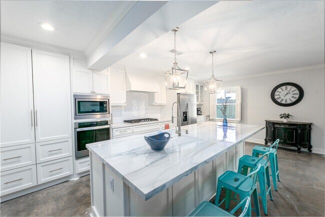 Building Photo - 9330 Meadowbriar Ln