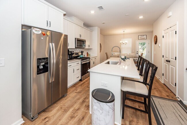 Building Photo - 4 Bedroom, 3.5 Bathroom Townhome in The Marshes at Cooper River - Charleston