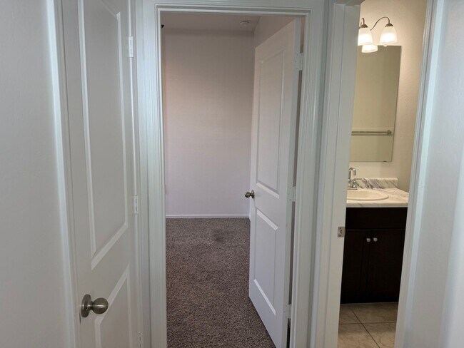 Building Photo - 9427 E Alfalfa Dr