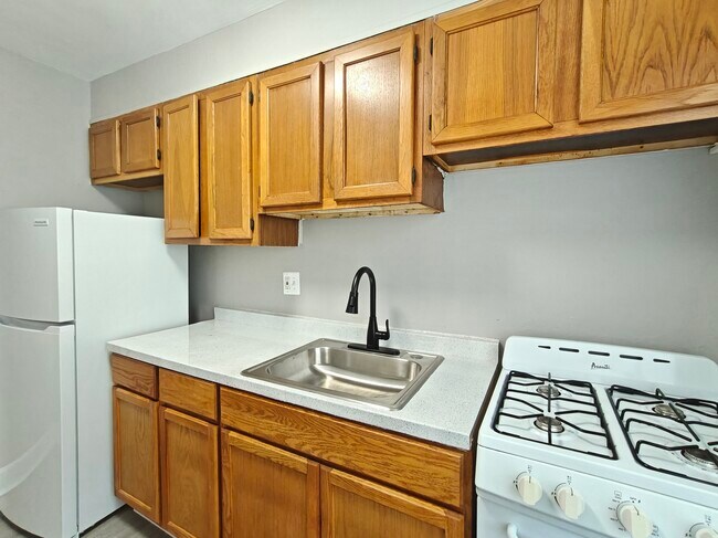 Building Photo - 121 Forest Ave