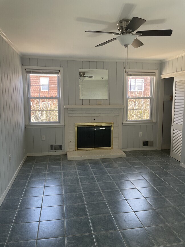 Building Photo - 633 N Nelson St