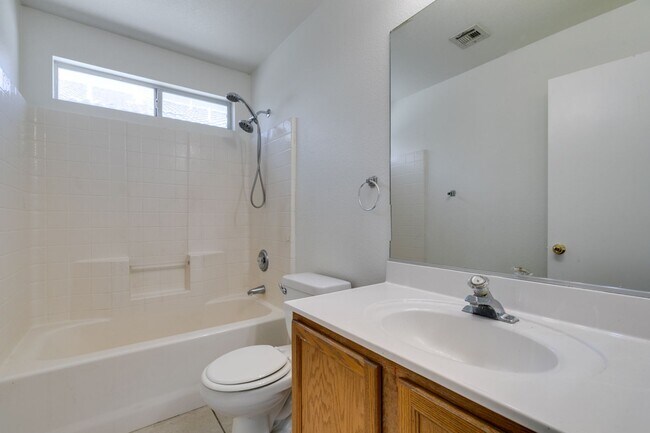 Building Photo - Spacious 4 Bedroom 2.5 Bathroom Home with Covered Patio & Large Backyard