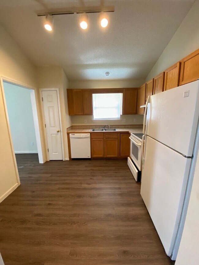Building Photo - Leasing NOW. Killearn Lakes home with fenced in backyard