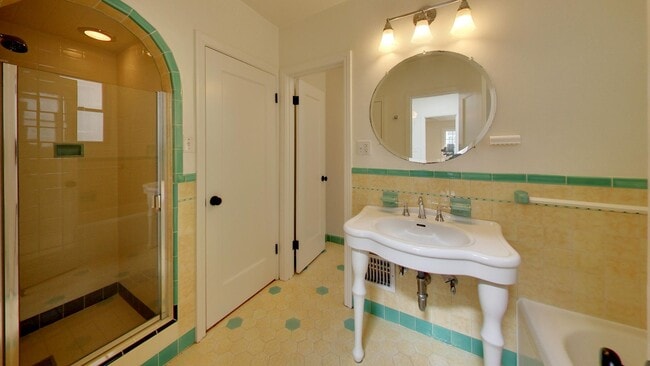 Building Photo - Lakeside 3 Bedroom / 3 Bathroom Single Fam...