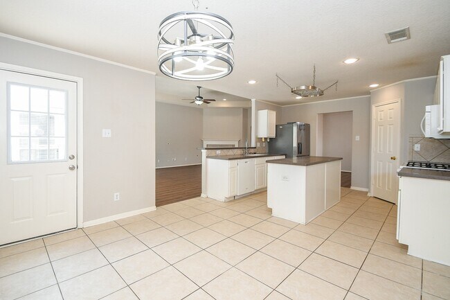 Building Photo - 707 New Pines Dr