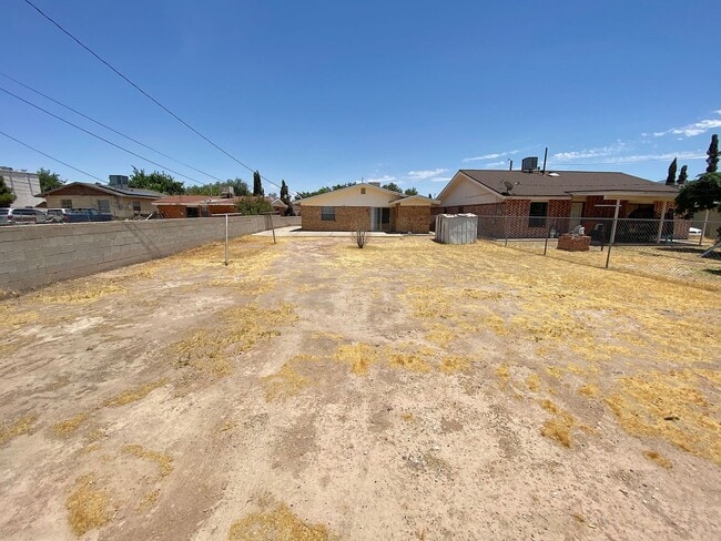 Building Photo - East El Paso 3 bed Refrig A/C