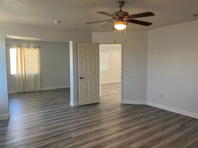 Building Photo - 4 bedroom 3bth Oak Hills area! Close to the 15 Freeway!