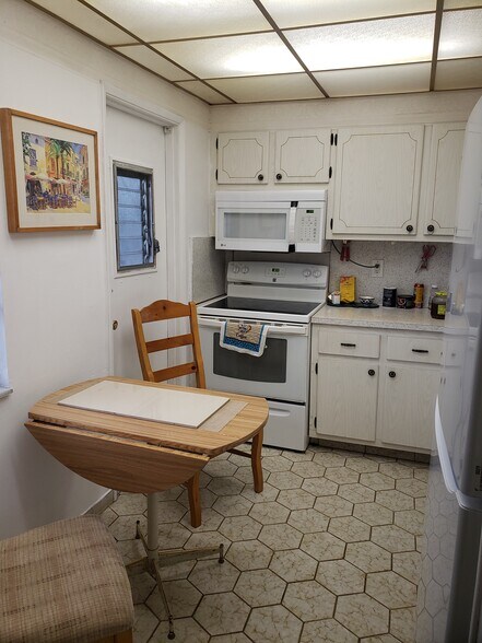 kitchen - 300 NE 14th Ave