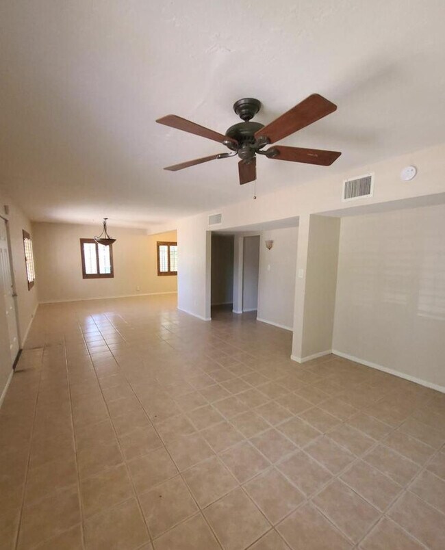 Building Photo - 1407 W Glenrosa Ave