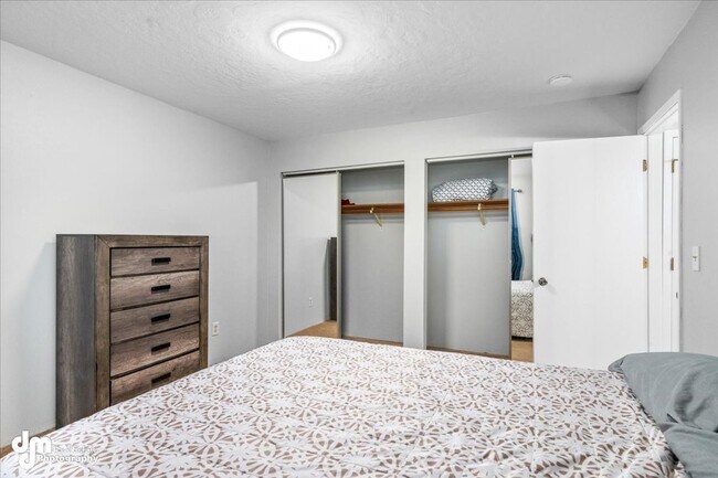 Building Photo - 3BD/2BA Triplex Unit with Modern Comforts