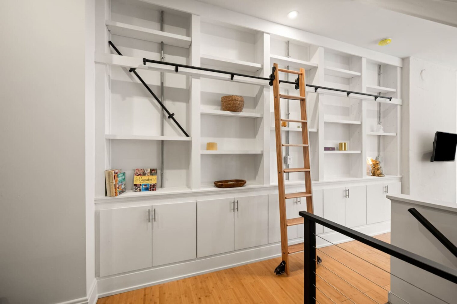 Building Photo - 2 Hust Alley