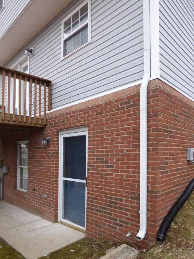 Building Photo - 338 E Oak St