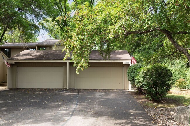 Building Photo - Spacious 2 Bed 2 Bath Townhouse in Plymouth!