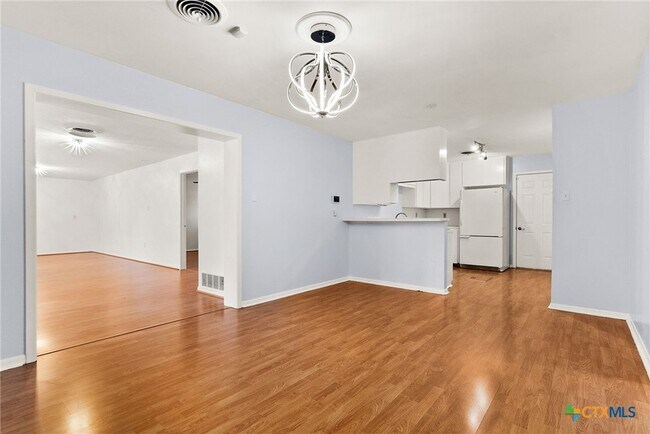 Building Photo - 204 Oak St