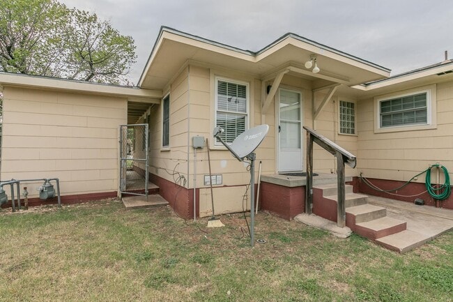 Building Photo - Recently updated 2-bedroom duplex in the desirable Ridglea area.
