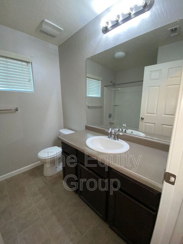 Building Photo - 2541 W Porter Ave