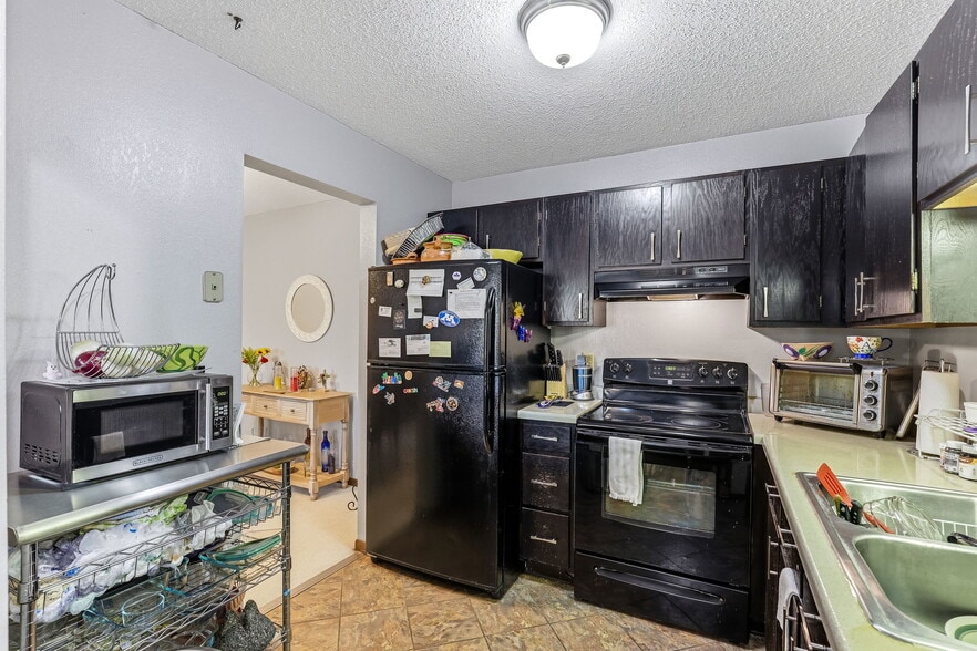 Building Photo - 3850 Plymouth Blvd